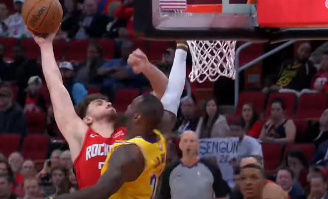 Gražiausias NBA nakties epizodas - „Rockets“ aukštaūgio dėjimas per L. Jamesą (VIDEO)